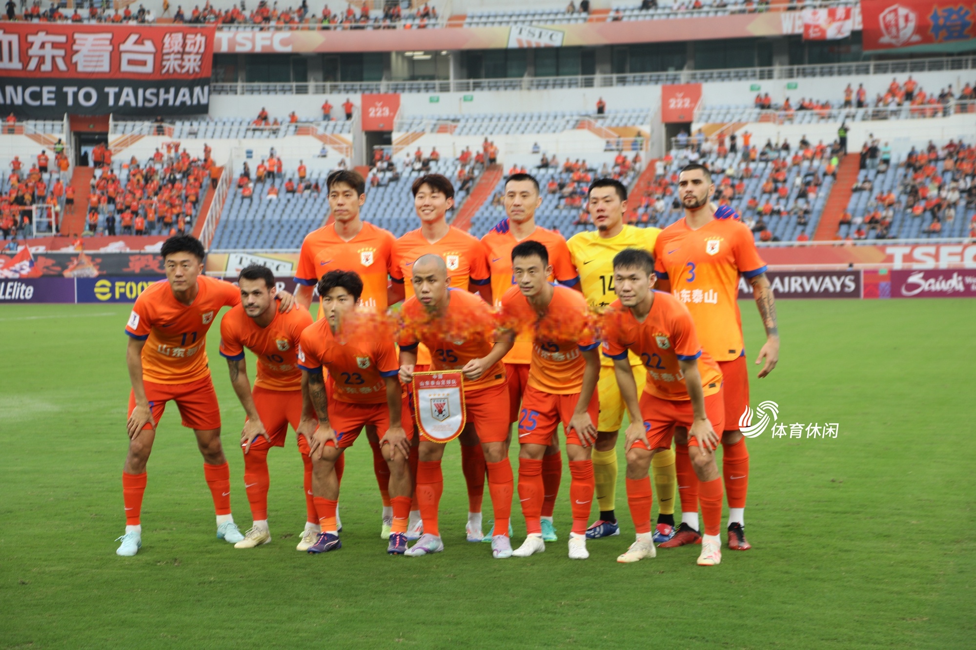 球员们集中精力备战下一场比赛,冲刺夺冠 球员们集中精力备战下一场比赛,冲刺夺冠