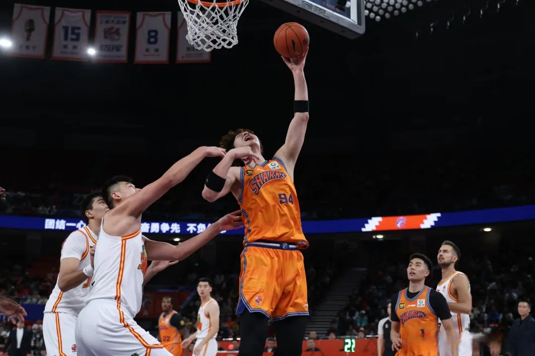 开云APP-关于上海青年队战胜实力对手，夺得胜利的信息